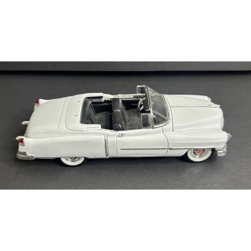 Welly 1953 Cadillac Eldorado White Convertible 1:24 Scale Diecast 22414